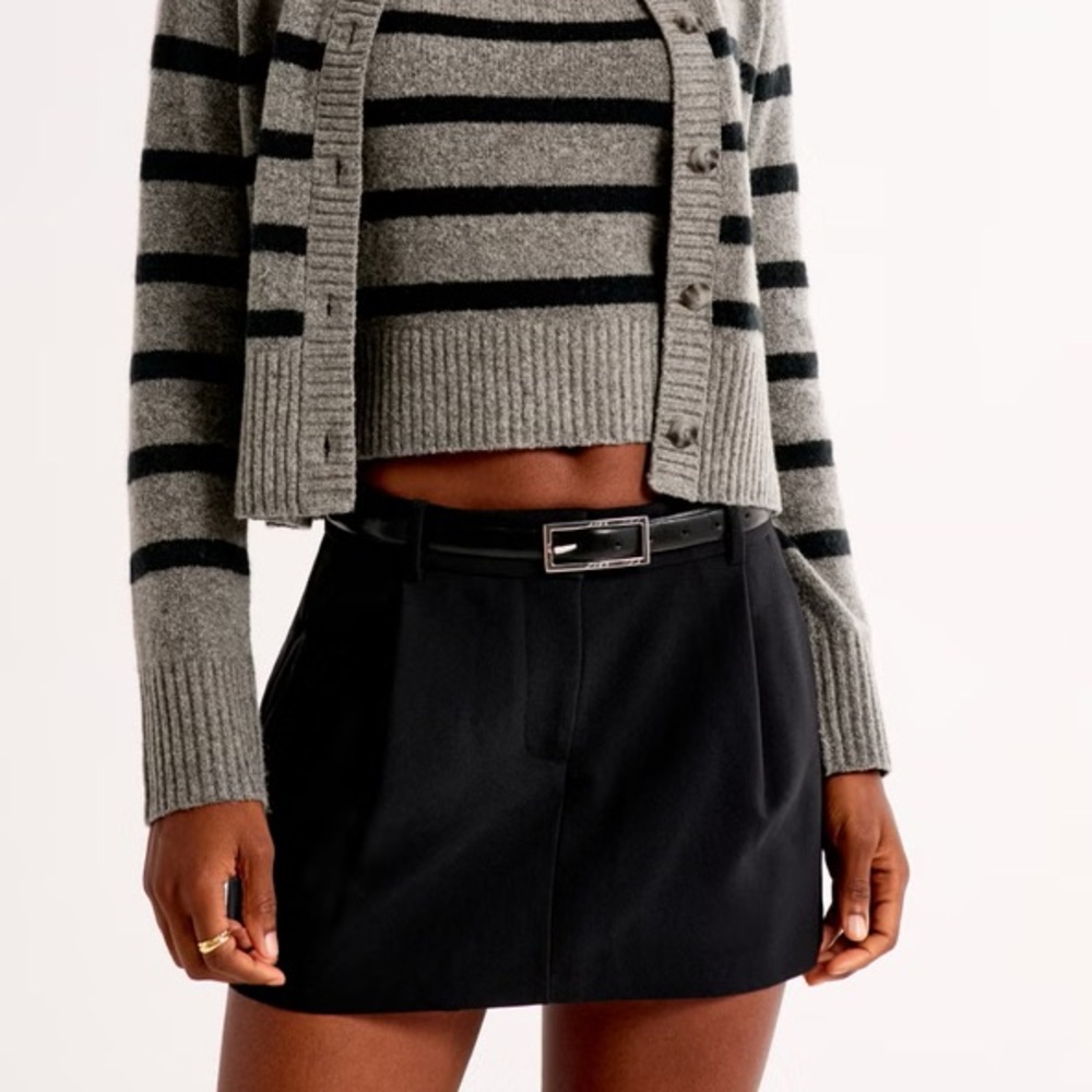 Abercrombie & Fitch Mid Rise Pleated Mini Skirt